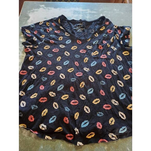Torrid Classic Fit Stretch Tee Kisses Print V-Neck with Cap Sleeves sz 3 - Picture 2 of 5
